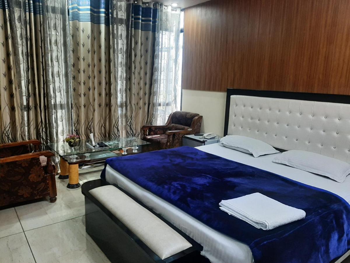 Hotel Platinum Plaza Rohtak Extérieur photo
