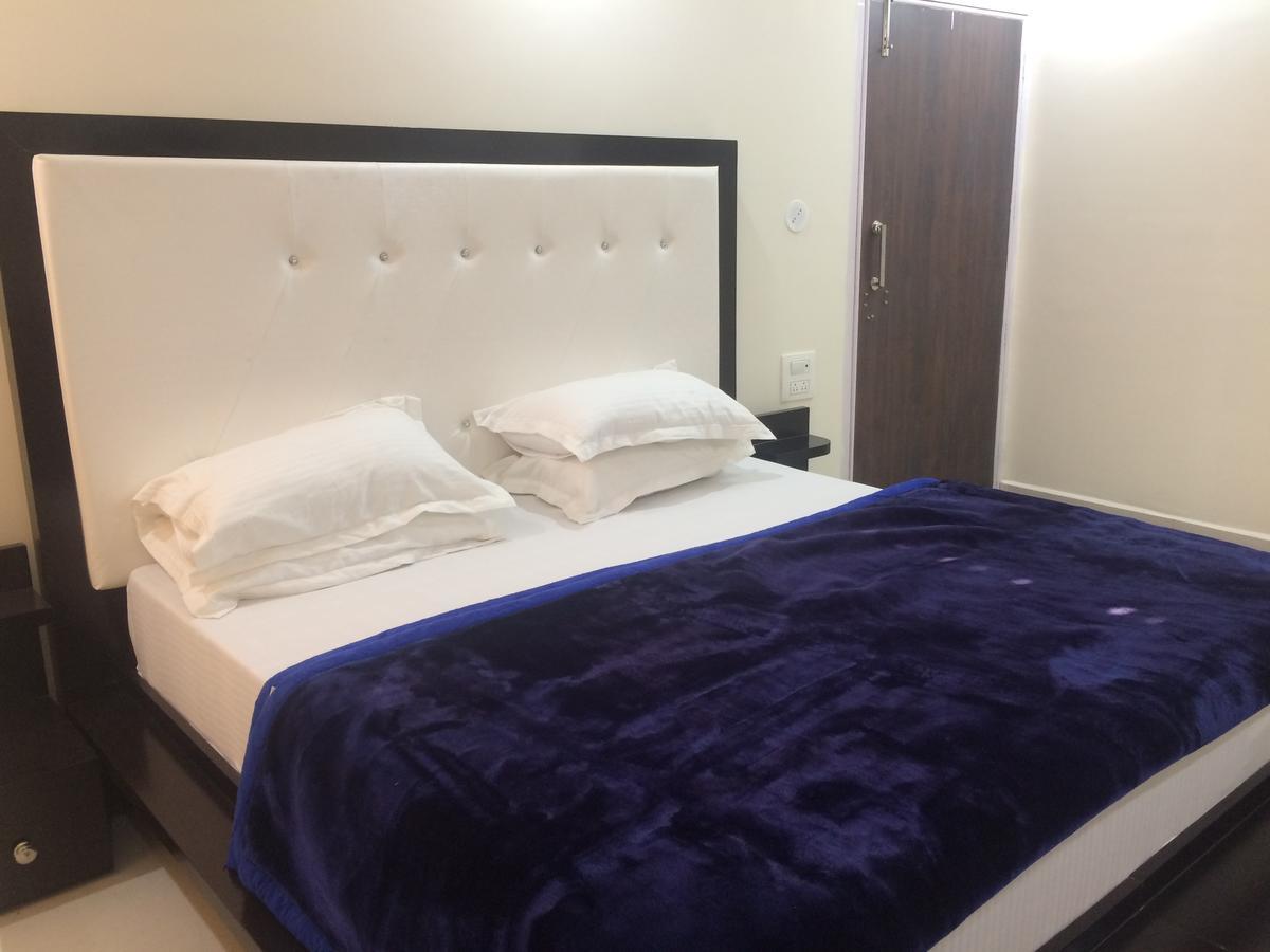 Hotel Platinum Plaza Rohtak Extérieur photo